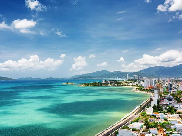 Nha Trang nổi tiếng với những bãi biển dài như Bãi Dài, Bãi Trường, Bãi Khem và Bãi Sao