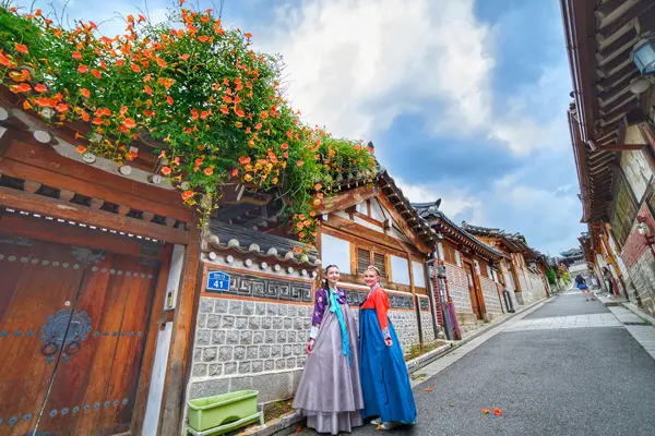 Toạ lạc ở giữa hai cung điện Changdeok và Gyeongbok