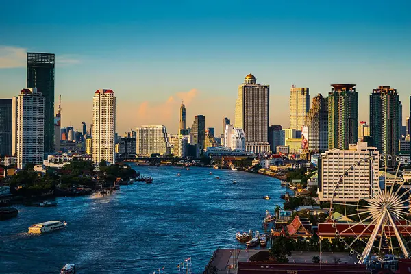 Sông Chao Phraya là dòng sông lớn và nổi tiếng nhất ở thành phố Bangkok